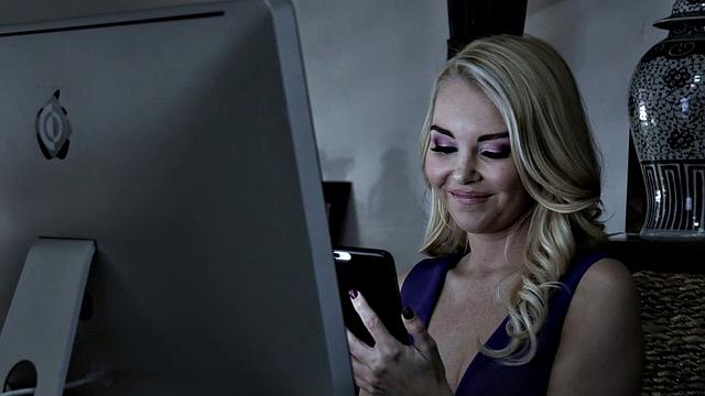 жопастая подружка рассмешила всех в тройке и щедро делится хером