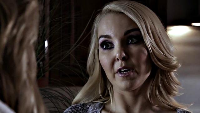 жопастая подружка рассмешила всех в тройке и щедро делится хером