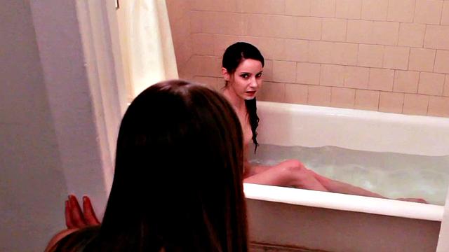 две страстные подруги лижутся и кайфуют в ванне