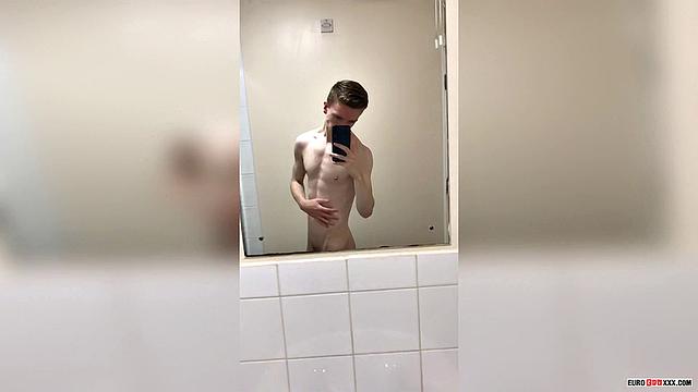 Твинк из спортзала Александр Лайт развлекается в туалете