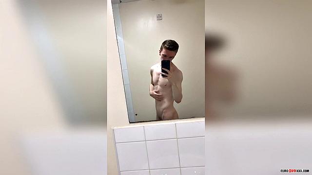 Твинк из спортзала Александр Лайт развлекается в туалете