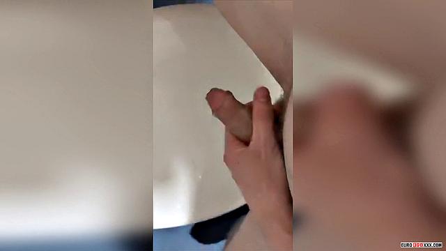 Твинк из спортзала Александр Лайт развлекается в туалете