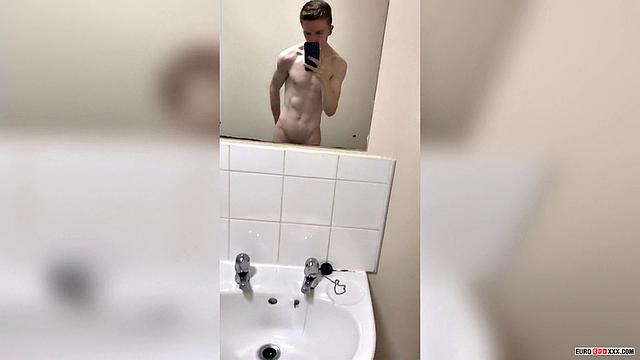 Твинк из спортзала Александр Лайт развлекается в туалете