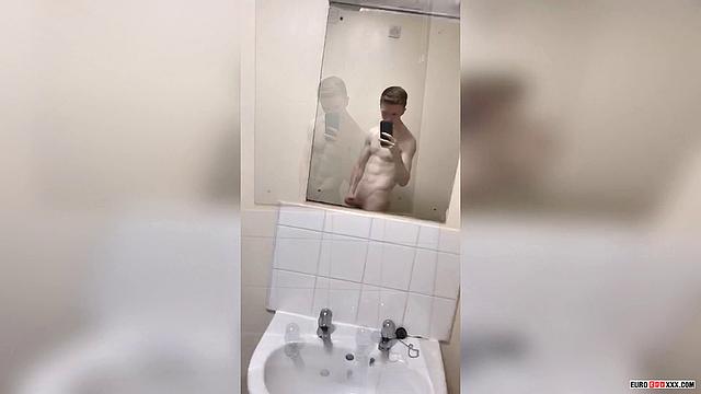 Твинк из спортзала Александр Лайт развлекается в туалете