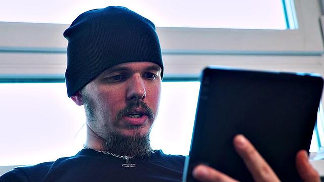 блондинка дрочит в машине, оставила мокрое место на сиденье