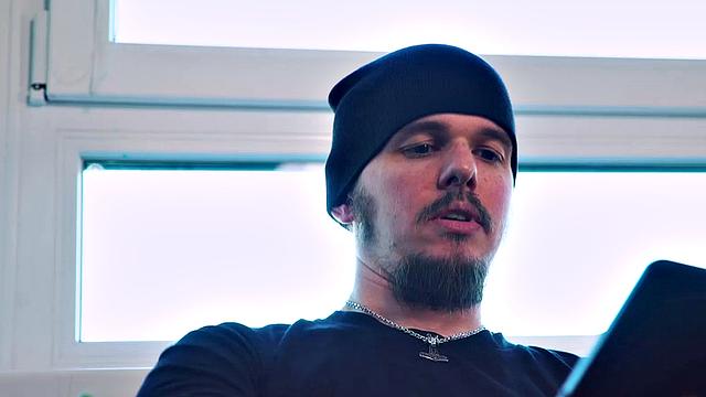 блондинка дрочит в машине, оставила мокрое место на сиденье