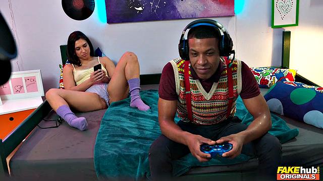 Подруга уже сквиртит, а парень всё в игрушки играет - пришлось садиться сама на лицо!