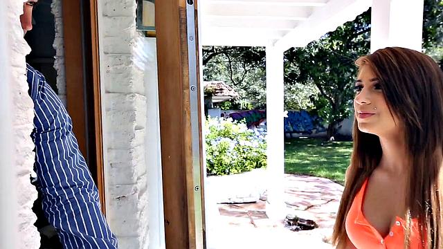 няня решила поиграть и получила жесткий секс от хозяина