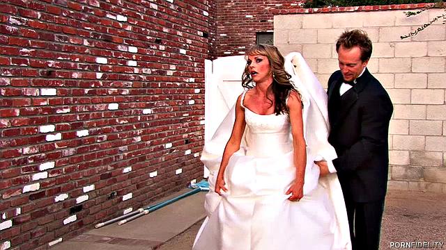 Думала, что муж богач, а трахает обычный парень из трейлера