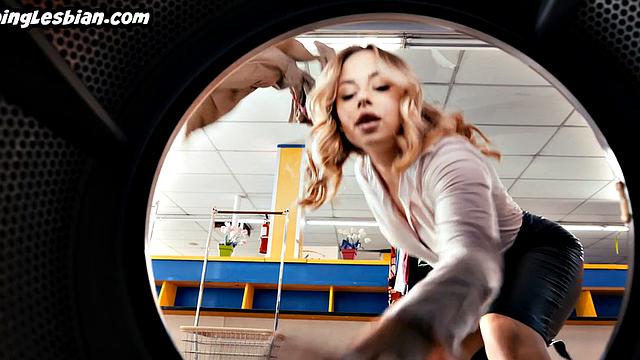 Stunning babe scissoring GF after pussylicking