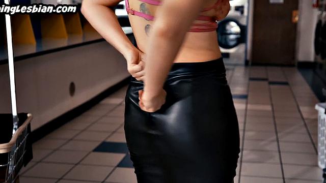 Stunning babe scissoring GF after pussylicking