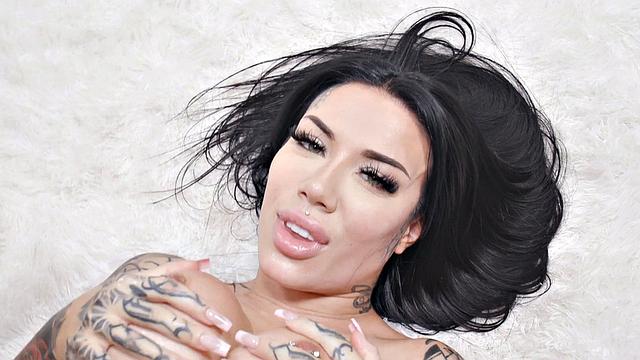 Tattoos, Curves & Sucking Lips