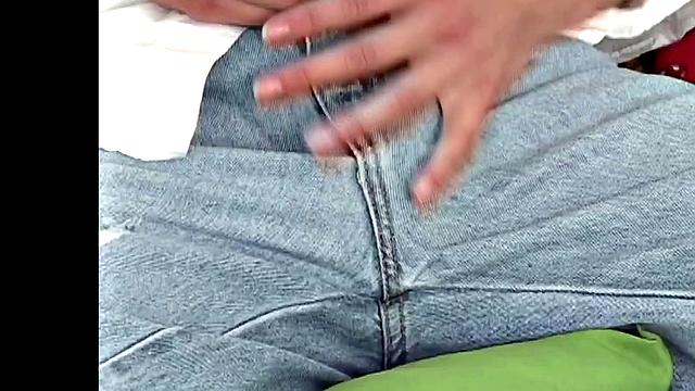 Мигель дрочит свой большой член и кончает