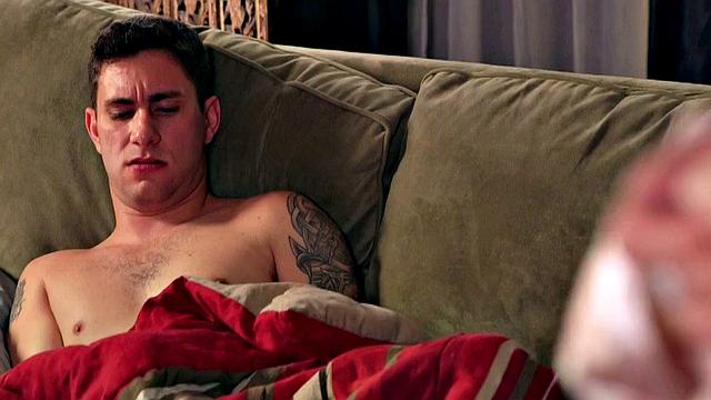 Сидней развлекается с лучшим другом сына, пока муж спит