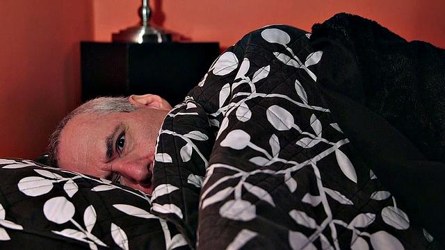 Сидней развлекается с лучшим другом сына, пока муж спит