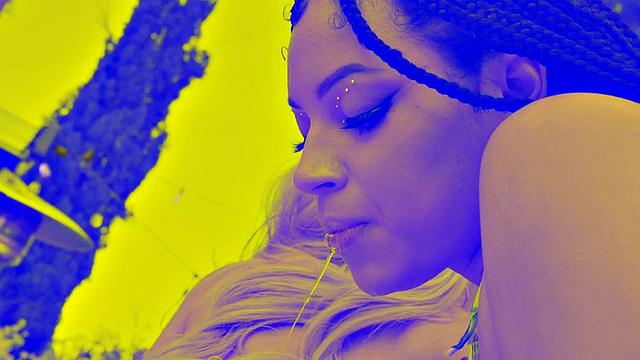 Юные шлюшки устраивают мокрый тройничок на свежем воздухе