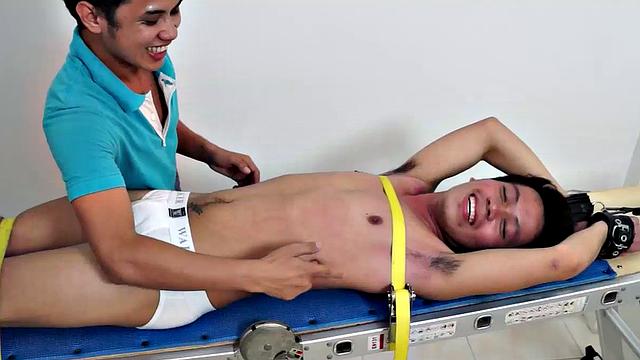 джефф связан и щекочут на скамье