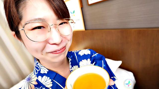 Момока Азума срывает маску и открывает страсть на камеру