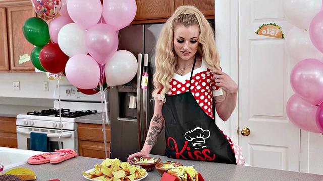 блондинка устраивает жаркую трах в кухне с татуированным жеребцом