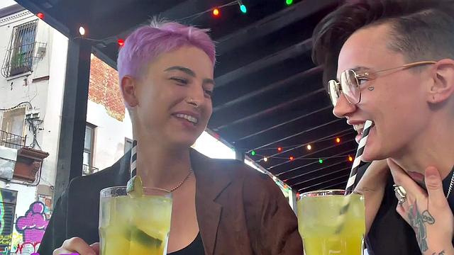 татуированная лесби в белье ласкает и лижет подруг у себя дома