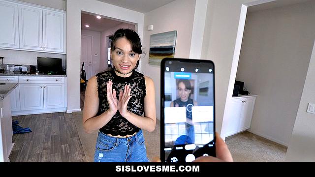 блондинка трахается со сводным братом в душе и кончает молоком