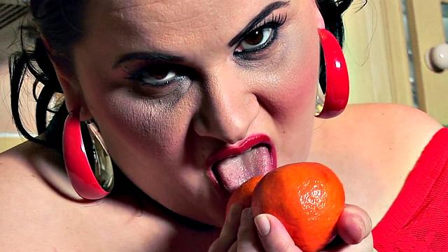 Мэдисон обливает сиськи молоком прямо на кухне, вот это расколбас