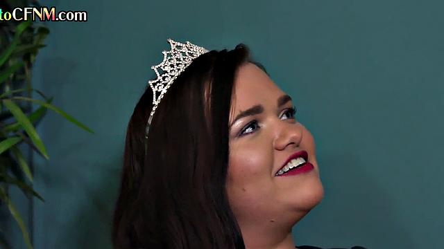 Busty CFNM domina babes sucking and stroking sub's cock