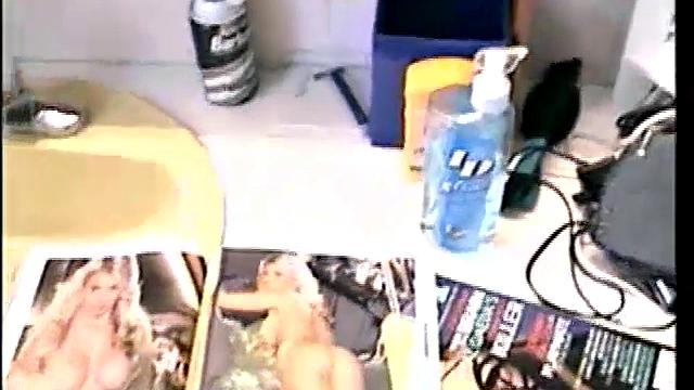 заку отсасывают и доводят до оргазма рукой