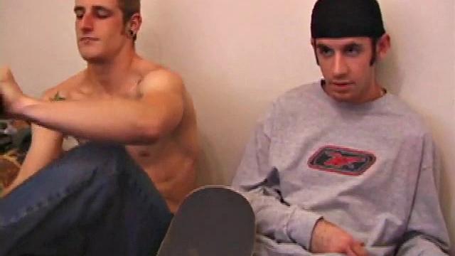 мужик сам себе сосёт, потом получает крепкий трах