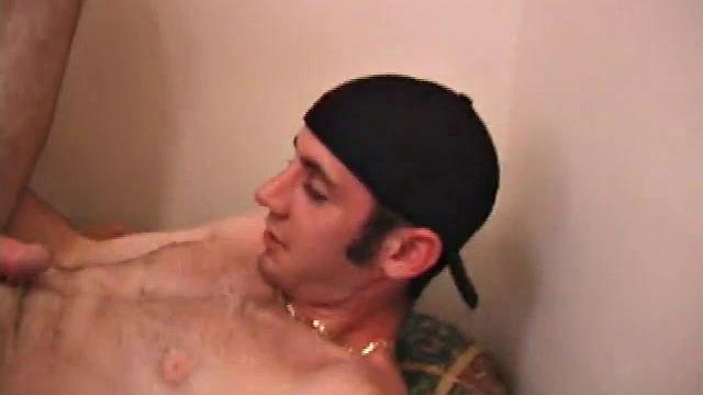 мужик сам себе сосёт, потом получает крепкий трах