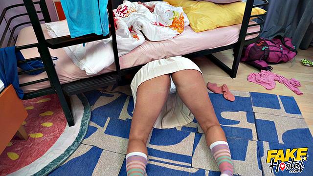 Застряла жопой под кроватью - мужик помог как умеет