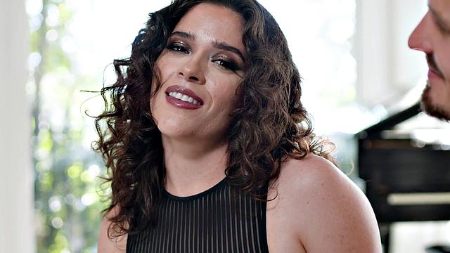 Deepthroating babe pleasuring her BF with cocksucking skills