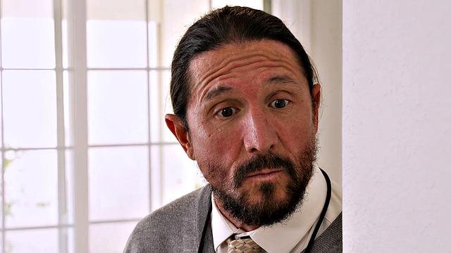 Jazmin Luv греет себя и Tommy Gunn горячим сексом на диване