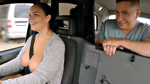 грудастая таксистка страстно заводит клиента и получает жесткий секс в машине