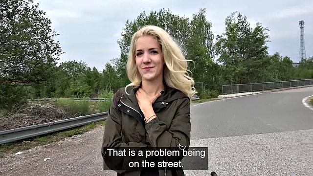 Худая блондинка Моник Вудс стонет и дает на обочине за деньги