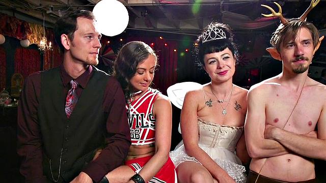 пристёгнутых извращенцев развлекают на публике, а зрители не скучают