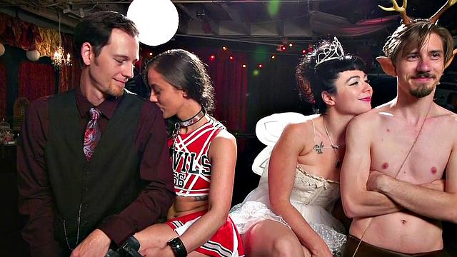 пристёгнутых извращенцев развлекают на публике, а зрители не скучают