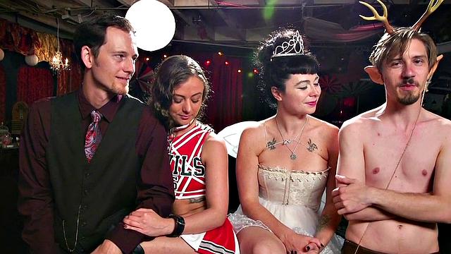 пристёгнутых извращенцев развлекают на публике, а зрители не скучают