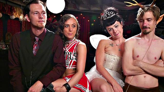 пристёгнутых извращенцев развлекают на публике, а зрители не скучают