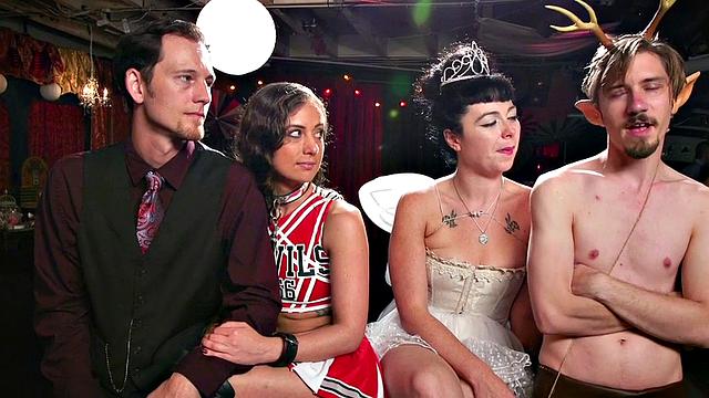 пристёгнутых извращенцев развлекают на публике, а зрители не скучают