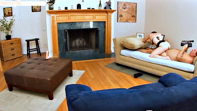 домашняя жопастая ржет над членом, пока получает по полной