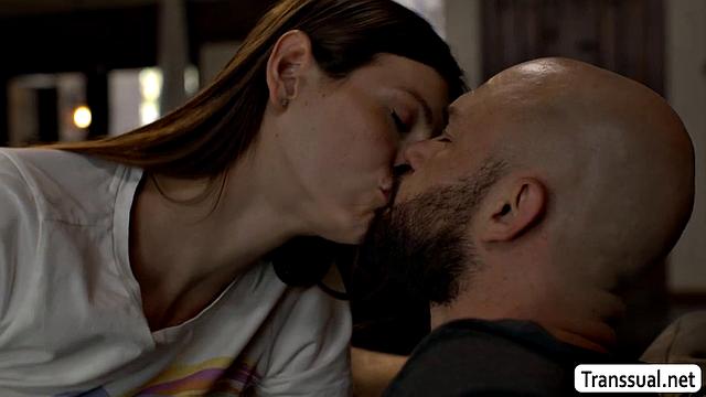 Транс Аманда Райли не теряет времени зря и сосет член сразу после прихода домой - вот это встреча с Дженсеном!