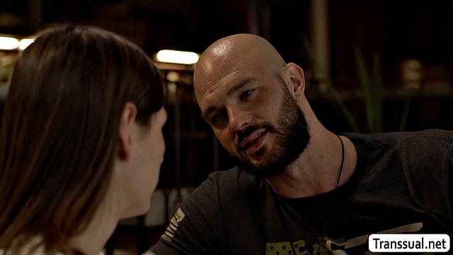 Транс Аманда Райли не теряет времени зря и сосет член сразу после прихода домой - вот это встреча с Дженсеном!