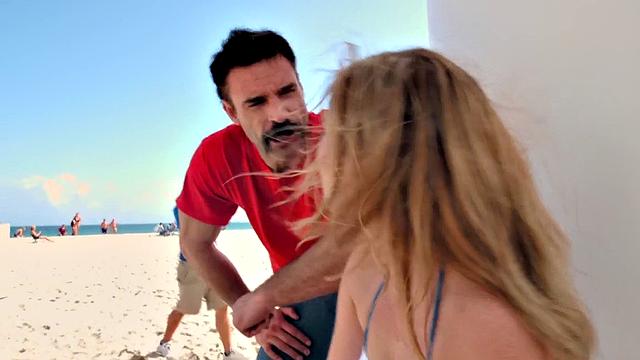 Соблазнительная в бикини попадает на кастинг и страстно трахается на пляже