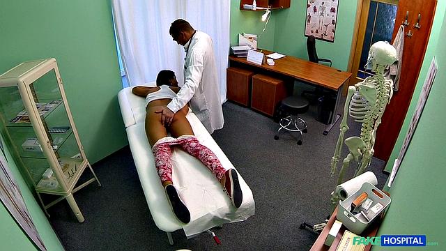 Лучшие зрелые и молодые в разврате клиники: трах в кабинете, врач и медсестры без стыда, сперма и сквирт на медосмотре.