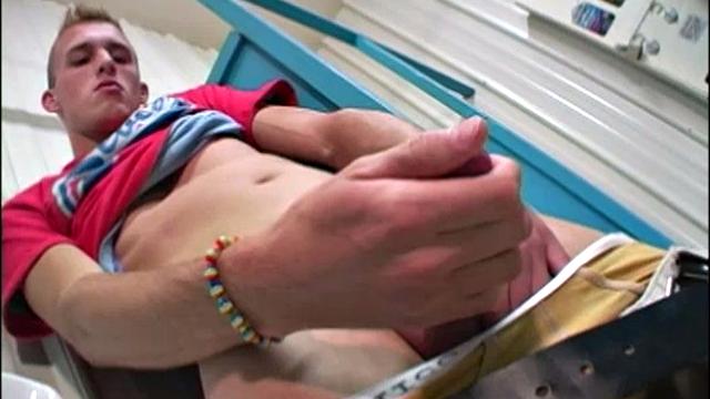 Nevada Adams дрочит свой большой член в общественном туалете