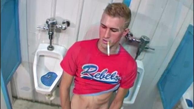 Nevada Adams дрочит свой большой член в общественном туалете