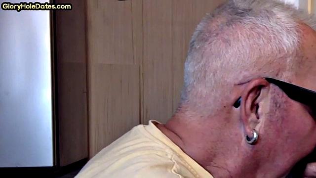 Мохнатый мишка с усами ловит удачу у дырки