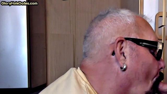 Мохнатый мишка с усами ловит удачу у дырки