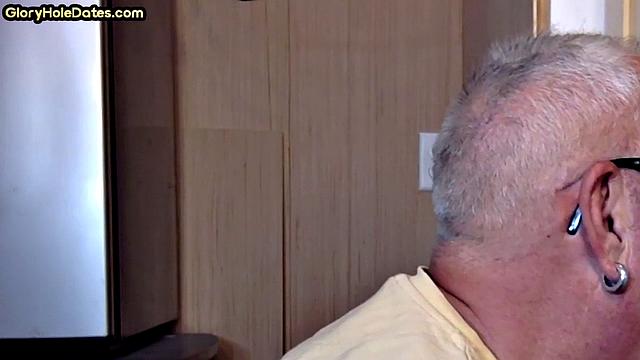 Мохнатый мишка с усами ловит удачу у дырки